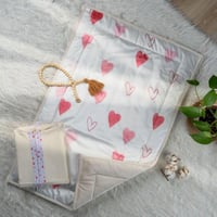 طقم سجادة صلاة أطفال كريمي برسومات القلوب عدد القط...