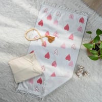 طقم سجادة صلاة أطفال كريمي برسومات القلوب عدد القط...