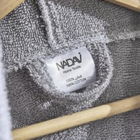 روب استحمام أطفال بقبعة رصاصي