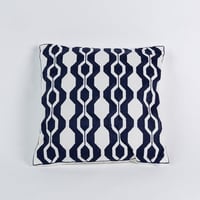 خدادية مربعة بحشوة مطرزة لون أبيض و كحلي