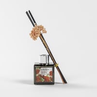 فواحة عطر بالأعواد في حامل زجاجي برائحة الورود