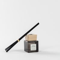 فواحة عطر بالأعواد في حامل زجاجي برائحة خشب الساج...