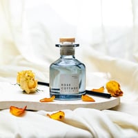 فواحة عطر بالأعواد في حامل زجاجي برائحة الورود عدد...