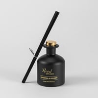 فواحة عطر بالأعواد في حامل زجاجي برائحة الفربينيا...