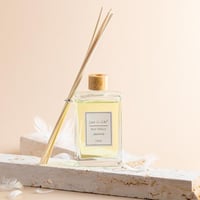 فواحة عطر بالأعواد في حامل زجاجي برائحة الياسمين