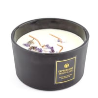 شمعة معطرة في حامل سيراميك برائحة زهرة الليلك