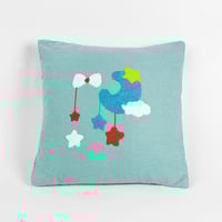 خدادية مربعة بحشوة مطرزة بالهلال سماوي