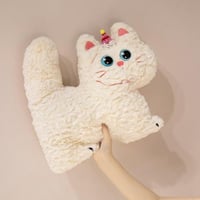 لعبة أطفال على شكل قطة بيضاء بفرو ناعم وعيون زرقاء...