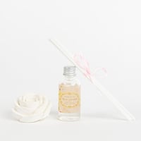 فواحة عطر بالأعواد في حامل زجاجي مع زهرة برائحة ال...