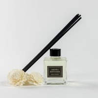 فواحة عطر بالاعواد في حامل زجاجي برائحة الياسمين