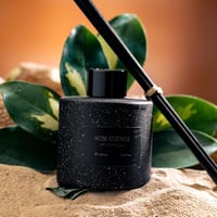 فواحة عطر بالأعواد في حامل زجاجي برائحة الشانغيرلا...