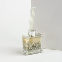 فواحة عطر بالأعواد في حامل زجاجي برائحة العنبر الر...