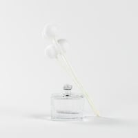 فواحة عطر بالأعواد في حامل زجاجي برائحة الفانيليا