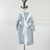 روب استحمام أطفال بقبعة رصاصي فاتح