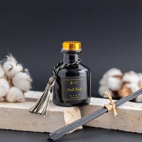 فواحة عطر بالأعواد في حامل زجاجي برائحة الساج الأح...