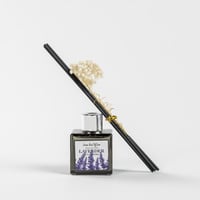 فواحة عطر بالأعواد في حامل زجاجي برائحة اللافندر