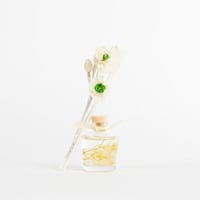 فواحة عطر بالأعواد في حامل زجاجي مع زهرة برائحة ال...