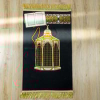 سجادة صلاة بتصميم و نقوش إسلامية لون أسود و ذهبي م...