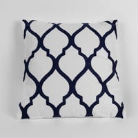 خدادية مربعة بحشوة مطرزة لون أبيض وكحلي