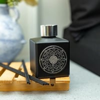 فواحة عطر بالأعواد في حامل زجاجي برائحة الفانيلا و...