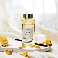 فواحة عطر بالأعواد في حامل زجاجي برائحة الياسمين ع...