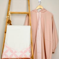 طقم سجادة صلاة كريمي و وردي عدد القطع 2