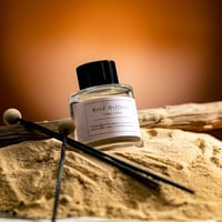 فواحة عطر بالأعواد في حامل زجاجي برائحة الورود عدد...