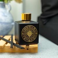 فواحة عطر بالأعواد في حامل زجاجي برائحة خشب الصندل...