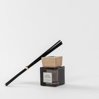 فواحة عطر بالأعواد في حامل زجاجي برائحة العنبر