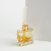 فواحة عطر بالأعواد في حامل زجاجي برائحة الشاي الأب...