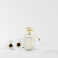 فواحة عطر بالأعواد في حامل زجاجي برائحة الياسمين