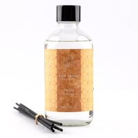 فواحة عطر بالأعواد في حامل زجاجي برائحة أوراق الشج...