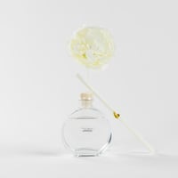 فواحة عطر بالأعواد في حامل زجاجي برائحة الليمون