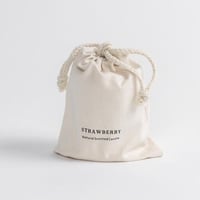 شمعة معطرة في حامل زجاجي بغطاء خشبي برائحة الفراول...