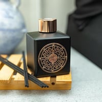 فواحة عطر بالأعواد في حامل زجاجي برائحة جوز الهند...