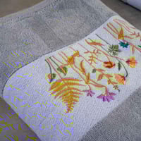 طقم منشفة قطن 100% مطرز رصاصي فاتح 3 قطع