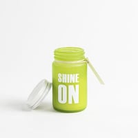 شمعة معطرة في حامل زجاجي بغطاء معدني برائحة التين...