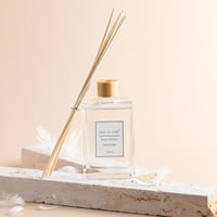 فواحة عطر بالأعواد في حامل زجاجي برائحة اللافندر