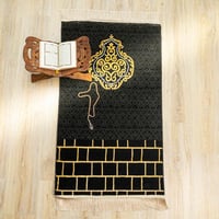 سجادة صلاة تصميم الكعبة المشرفة لون أسود و ذهبي مق...