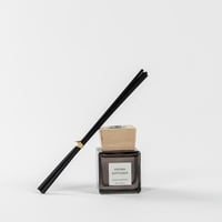 فواحة عطر بالأعواد في حامل زجاجي برائحة المسك الأب...