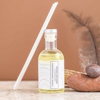 فواحة عطر بالأعواد في حامل زجاجي برائحة النسيم