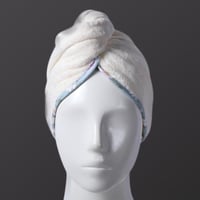 منشفة لف شعر ريفي كريمي برسومات زهور 65 × 25 سم