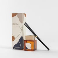 فواحة عطر بالأعواد في حامل زجاجي برائحة العنبر