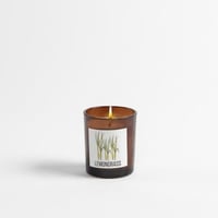 شمعة معطرة في حامل زجاجي برائحة الليمون