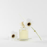 فواحة عطر بالاعواد في حامل زجاجي برائحة الليمون