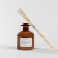 فواحة عطر بالأعواد في حامل زجاجي سوفت