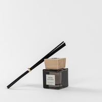 فواحة عطر بالأعواد في حامل زجاجي برائحة ملح البحر