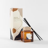 فواحة عطر بالأعواد في حامل زجاجي برائحة خشب الساج...