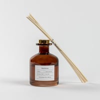 فواحة عطر بالأعواد في حامل زجاجي برائحة الجاردينيا