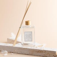 فواحة عطر بالأعواد في حامل زجاجي برائحة الكمثري ال...